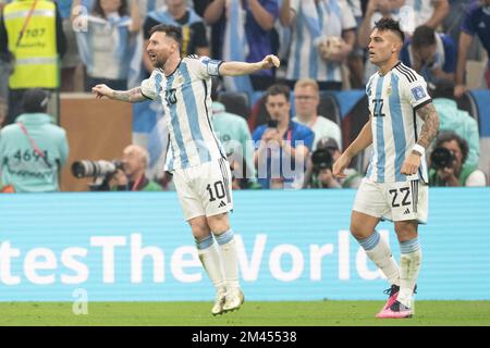 Lusail, Katar, 18. Dezember 2022. Der argentinische Kapitän und Stürmer Lionel Messi feiert sein Tor mit Lautaro Martinez von Argentinien während des Finalspiels der FIFA-Weltmeisterschaft Katar 2022 zwischen Argentinien und Frankreich am 18. Dezember 2022 im Lusail Stadium in Lusail City, Katar. Foto: David Niviere/ABACAPRESS.COM Stockfoto