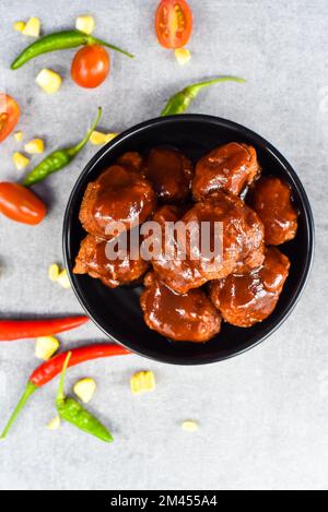 Polanco-Hähnchen mit mexikanischer Geheimsauce auf schwarzem Teller mit Dekoration Stockfoto