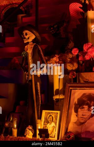 Opfer für Tote wie Fahrräder, Pan de muerto, Cempasuchil-Blumen zum Backen Stockfoto