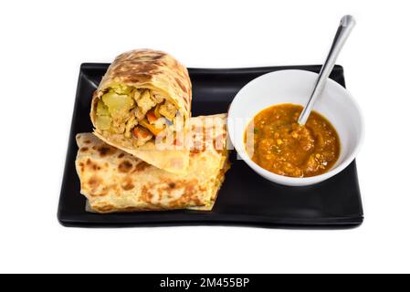 Vegetarischer mexikanischer Burrito mit Kartoffeln, Tofu, Reis serviert mit Soße borracha Stockfoto