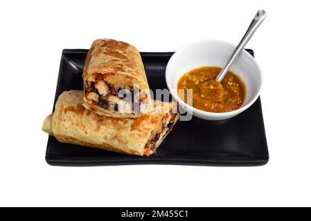 Mexikanischer Burrito mit Huhn, Käse, Bohnen, Reis serviert mit Soße borracha Stockfoto