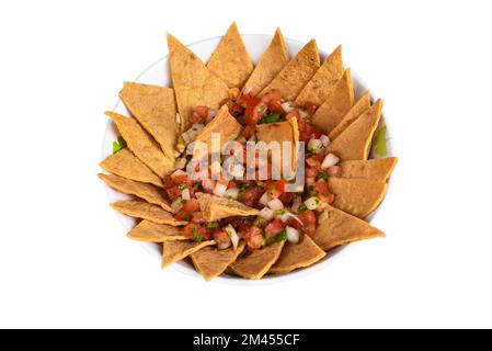 Platte mit Totopos Tortilla und Pico de gallo Stockfoto