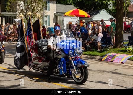 Ein amerikanischer Militärveteran fährt mit seinem Harley Davidson Ultra Classic Motorrad bei der 2022 stattfindenden ACD Festival Parade durch Auburn, Indiana, USA. Stockfoto