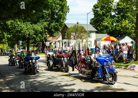 Ein amerikanischer Militärveteran führt eine Gruppe mit seinem Harley Davidson Ultra Classic Motorrad bei der ACD Festival Parade durch Auburn, Indiana, USA. Stockfoto