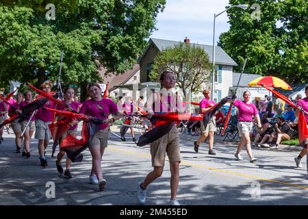 Die Schüler der DeKalb High School Marching Band Color Guard nehmen an der ACD Festival Parade 2022 in Auburn, Indiana, USA, Teil. Stockfoto