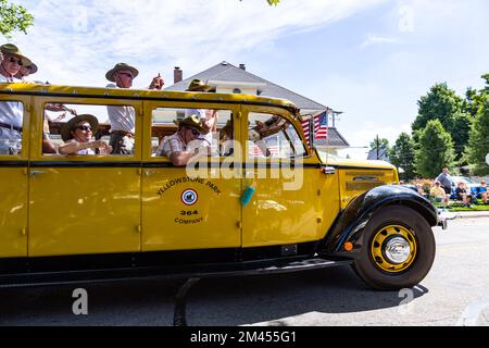 Ein Tour-Bus des Yellowstone-Nationalparks 1936 mit weißem Model 706 nimmt an der Auburn Cord Duesenberg Festival Parade 2022 in Auburn, Indiana, USA, Teil. Stockfoto