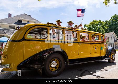 Ein Tour-Bus des Yellowstone-Nationalparks 1936 mit weißem Model 706 nimmt an der Auburn Cord Duesenberg Festival Parade 2022 in Auburn, Indiana, USA, Teil. Stockfoto