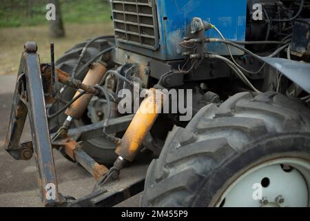 Landmaschinen. Traktor im Detail. Industrieller Verkehr. Altes Auto. Stockfoto