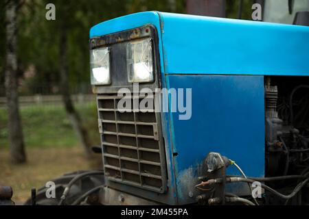 Landmaschinen. Traktor im Detail. Industrieller Verkehr. Altes Auto. Stockfoto