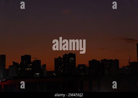 Sonnenuntergang mit kontrastierenden Gebäuden und Lichtern, orangefarbener Himmel in guadalajara Stockfoto