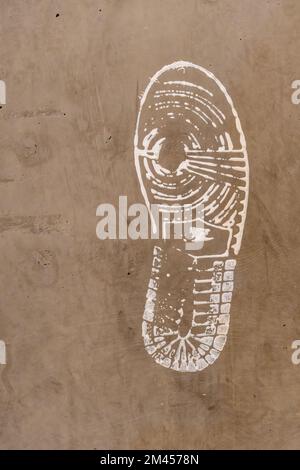 Fußabdruck von Farbe auf einer Wand mit weißer Farbe auf Beton mexiko Stockfoto