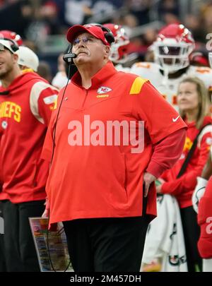 Houston, Texas, USA. 18.. Dezember 2022. ANDY REID, Cheftrainer der Kansas City Chiefs, schaut während des Spiels zwischen den Kansas City Chiefs und den Houston Texans in Houston, Texas, im NRG Stadium am 18. Dezember 2022 auf die Anzeigetafel. Die Kansas City Chiefs besiegten die Houston Texans 30-24 in Überstunden. (Foto: Jerome Hicks/Sipa USA) Guthaben: SIPA USA/Alamy Live News Stockfoto