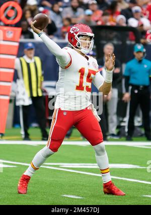 Houston, Texas, USA. 18.. Dezember 2022. KANSAS City Chiefs PATRICK MAHOMES (15) kommt am 18. Dezember 2022 im NRG Stadium zurück, um beim Spiel zwischen den Kansas City Chiefs und den Houston Texans in Houston, Texas, einen Pass zu erhalten. Die Kansas City Chiefs besiegten die Houston Texans 30-24 in Überstunden. (Foto: Jerome Hicks/Sipa USA) Guthaben: SIPA USA/Alamy Live News Stockfoto