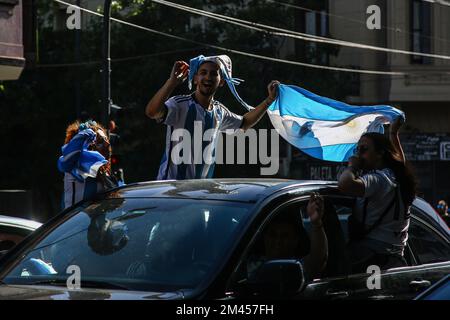 Buenos Aires, Argentinien. 18.. Dezember 2022. Argentinische Fans feiern ihre Meisterschaft bei der Weltmeisterschaft 2022 in Katar. (Foto: Roberto Tuero/SOPA Images/Sipa USA) Guthaben: SIPA USA/Alamy Live News Stockfoto