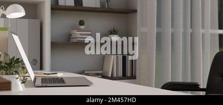 Seitenansicht, Nahaufnahme, moderner Arbeitstisch mit Laptop-Computer und Dekor auf Tisch, Einbauregale mit Heimdekor. 3D-Rendering, 3D-Abbildung Stockfoto