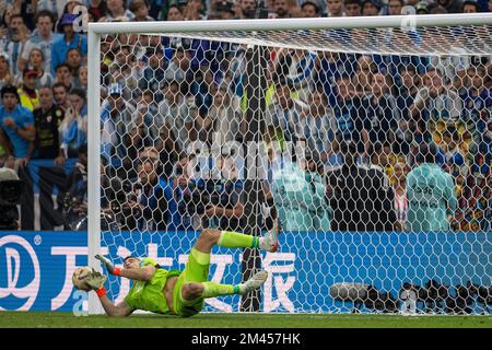 Lusail, Catar. 18.. Dezember 2022. Emiliano Martínez aus Argentinien verteidigt Kingsley Coman von Frankreich bei einem Spiel zwischen Argentinien und Frankreich, das für das Finale der FIFA-Weltmeisterschaft 2022 im Estadio Internacional de Lusail, AD, Katar, gültig ist. Kredit: Richard Callis/FotoArena/Alamy Live News Stockfoto