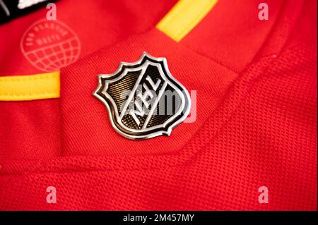 Calgary, Alberta - Dezember 2022: NHL-Logo auf einem offiziellen Trikot von Calgary Flames. Stockfoto