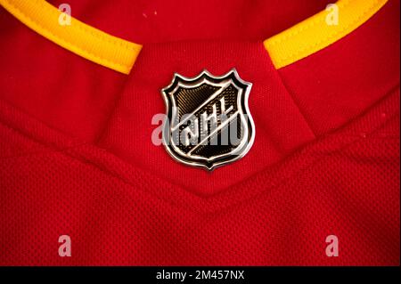 Calgary, Alberta - Dezember 2022: NHL-Logo auf einem offiziellen Trikot von Calgary Flames. Stockfoto