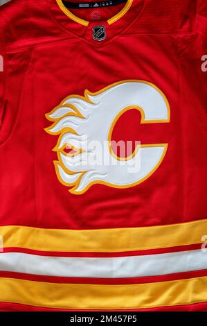 Calgary, Alberta - Dezember 2022: NHL-Hockeyteam, The Calgary Flames, Offizielles Trikot. Stockfoto