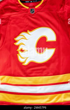 Calgary, Alberta - Dezember 2022: NHL-Hockeyteam, The Calgary Flames, Offizielles Trikot. Stockfoto