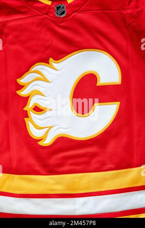 Calgary, Alberta - Dezember 2022: NHL-Hockeyteam, The Calgary Flames, Offizielles Trikot. Stockfoto