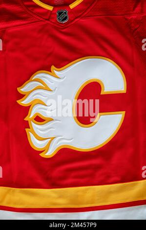 Calgary, Alberta - Dezember 2022: NHL-Hockeyteam, The Calgary Flames, Offizielles Trikot. Stockfoto