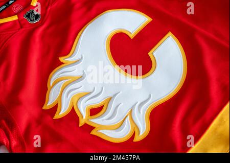 Calgary, Alberta - Dezember 2022: NHL-Hockeyteam, The Calgary Flames, Offizielles Trikot. Stockfoto