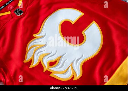 Calgary, Alberta - Dezember 2022: NHL-Hockeyteam, The Calgary Flames, Offizielles Trikot. Stockfoto