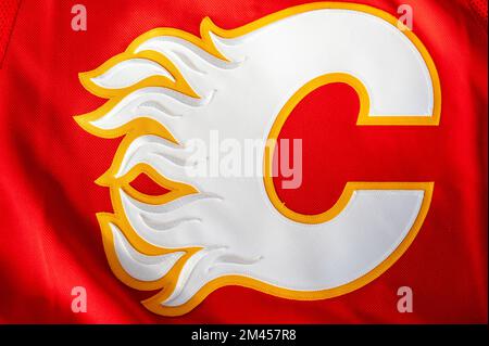 Calgary, Alberta - Dezember 2022: NHL-Hockeyteam, The Calgary Flames, Offizielles Trikot. Stockfoto