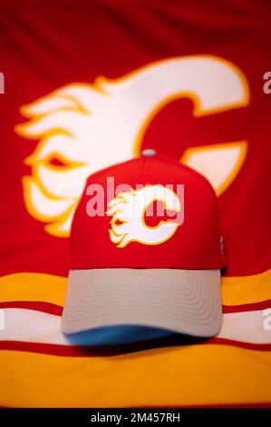 Calgary, Alberta - Dezember 2022: NHL-Hockeyteam, Calgary Flames, Offizielles Trikot und Hut. Stockfoto