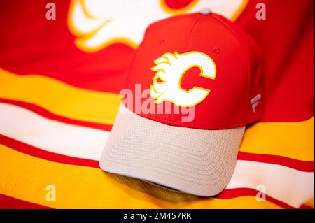 Calgary, Alberta - Dezember 2022: NHL-Hockeyteam, Calgary Flames, Offizielles Trikot und Hut. Stockfoto
