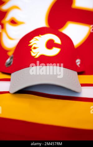 Calgary, Alberta - Dezember 2022: NHL-Hockeyteam, Calgary Flames, Offizielles Trikot und Hut. Stockfoto