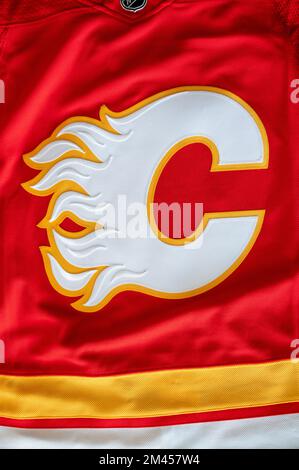 Calgary, Alberta - Dezember 2022: NHL-Hockeyteam, The Calgary Flames, Offizielles Trikot. Stockfoto