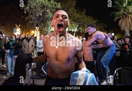 Barcelona, Spanien. 18.. Dezember 2022. Ein argentinischer Fan schreit euphorisch vor einer Bar nach dem Elfmetersieg über Frankreich. Mehr als 2.000 Argentinier überschwemmten Barcelonas Triumphbogen mit einer Weltmeisterschaft, um zu feiern, dass sie nach dem Elfmeterschießen in Katar Frankreich geschlagen haben. (Foto: Ximena Borrazas/SOPA Images/Sipa USA) Guthaben: SIPA USA/Alamy Live News Stockfoto