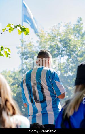 La Plata, Buenos Aires, Argentinien - 18. Dezember 2022: Ein Fan trägt das Trikot Nummer 10 zu Ehren seines Idols Lionel Messi während der Feier Stockfoto