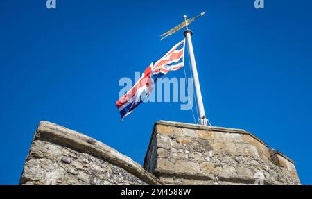 United Kingdom Union Jack Flag bläst im Wind auf Westgate Towers, Canterbury, UK. Stockfoto