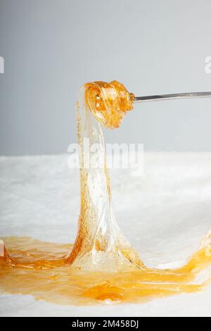 goldwachs-Terp-Sauce, Cannabis-thc-Tupferharz auf Papier. Stockfoto