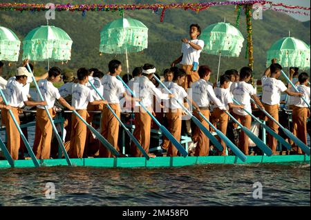 Die Menschen paddeln bei der Prozession im Phaung Daw Oo Festival, Inle See, Myanmar. Das Festival ist eines der größten Festivals im Staat Shan. Stockfoto