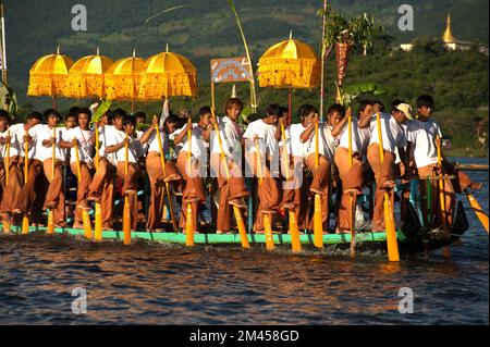 Die Menschen paddeln bei der Prozession im Phaung Daw Oo Festival, Inle See, Myanmar. Das Festival ist eines der größten Festivals im Staat Shan. Stockfoto