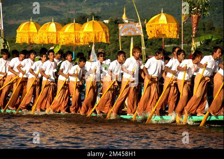 Die Menschen paddeln bei der Prozession im Phaung Daw Oo Festival, Inle See, Myanmar. Das Festival ist eines der größten Festivals im Staat Shan. Stockfoto