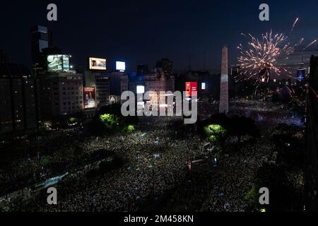 Buenos Aires, Argentinien. 18.. Dezember 2022. Fans Argentiniens feiern, nachdem ihr Team am 18. Dezember 2022 das Finale der FIFA-Weltmeisterschaft 2022 in Buenos Aires, der Hauptstadt Argentiniens, gewonnen hat. Kredit: Martin Zabala/Xinhua/Alamy Live News Stockfoto