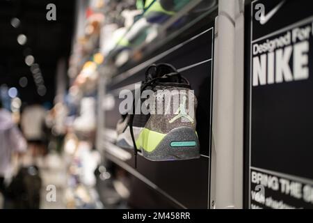 Bangkok, Thailand - 11. Dezember 2022: Das Jumpman-Logo auf dem Nike Jordan Schuh. Stockfoto
