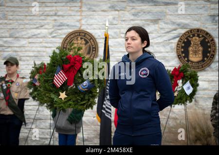 Canton, Georgia, USA. 17.. Dezember 2022. Ein Student des Navy Junior Reserve Officer Training Corps von der Peachtree Ridge High School im Vorort Atlanta steht während Kränze in ganz Amerika auf dem Georgia National Cemetery bequem. (Kreditbild: © Robin Rayne/ZUMA Press Wire) Stockfoto