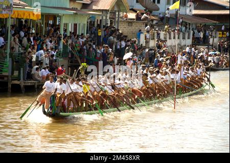 Die Menschen paddeln bei der Prozession im Phaung Daw Oo Festival, Inle See, Myanmar. Das Festival ist eines der größten Festivals im Staat Shan. Stockfoto