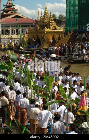 Die Menschen paddeln bei der Prozession im Phaung Daw Oo Festival, Inle See, Myanmar. Das Festival ist eines der größten Festivals im Staat Shan. Stockfoto