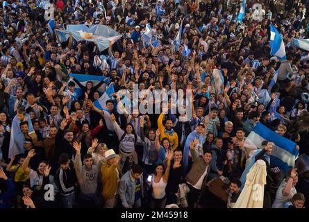 Malaga, Spanien. 18.. Dezember 2022. Argentinische Fans feiern Argentiniens Sieg auf dem Platz Plaza de la Constitucion. In festlicher Atmosphäre sind Tausende argentinischer Einwohner der Stadt Malaga auf die Straßen des Stadtzentrums gegangen, um den Sieg der argentinischen Nationalmannschaft zu feiern, nachdem sie während des Finales der FIFA-Weltmeisterschaft Katar 2022 gegen Frankreich siegten. Kredit: SOPA Images Limited/Alamy Live News Stockfoto