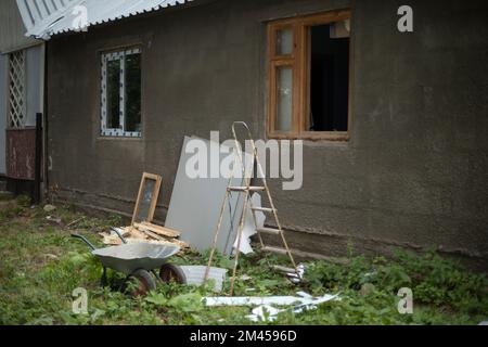 Altes Haus. Verlassenes Gebäude. Haus ohne Fenster. Zerbrochenes Glas. Reparaturdetails. Stockfoto