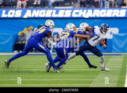 Inglewood, Kalifornien, USA. 18.. Dezember 2022. Tennessee Titans Quarterback Malik Willis (7) trägt den Ball während des NFL-Footballspiels gegen die Los Angeles Chargers in Inglewood, Kalifornien. Obligatorischer Bildnachweis : Charles Baus/CSM/Alamy Live News Stockfoto