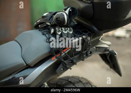 Die Handschuhe des Motorradfahrers sind im Kofferraum. Motorrad im Detail. Sommersaison für Biker. Stockfoto