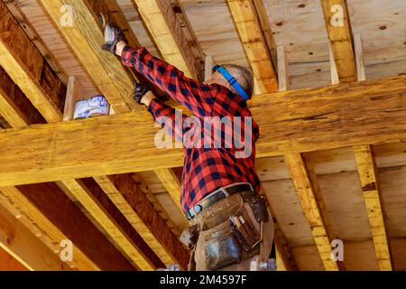 Verwendung von Zementleim für den Bau von Hausinstallateuren zum Verkleben von PVC-Rohren zur Verbindung von Kunststoffrohren Stockfoto